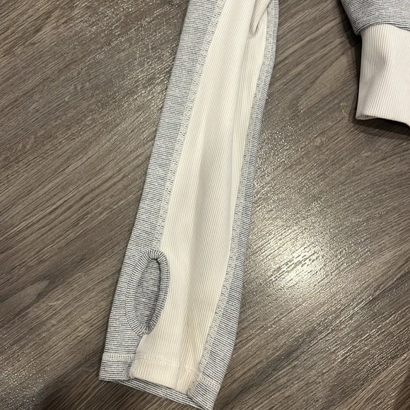 Lululemon jacket, size 12, mesh back, thumb holes, and zipper pockets - Picture 3 of 4